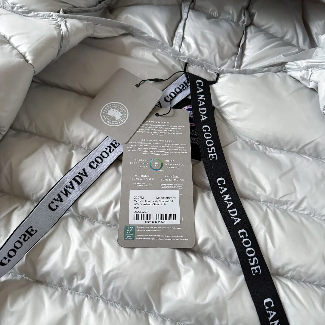 Style number: Y 76 top purchasing version 𝘾𝘼𝙉𝘼𝘿𝘼 𝙂𝙊𝙊𝙎𝙀/Canada Goose 2227 lightweight model. Super Lightweight, no weight on the upper body at all! Show more temperament‼ Canada Goose, a Canadian brand, has always been recognized as the warmest down jacket. Various Instagram celebrities, Internet celebrities, and celebrities often wear it for street photos. I make Canada Goose every year, but I still can’t get rid of my love for the goose. No matter how cold the winter is, there is no need to be afraid. Canada Goose is the legendary warmest down jacket and is known as a must-have for Arctic outdoor sports! The most popular down jacket in the world, celebrities are rushing to buy it, it is a must-have! Sizes: S-2XL Color: Silver Gray (Red Label) Silver Gray (Black Label), Black (Red Label), Black (Black Label), Dark Blue, Light Blue